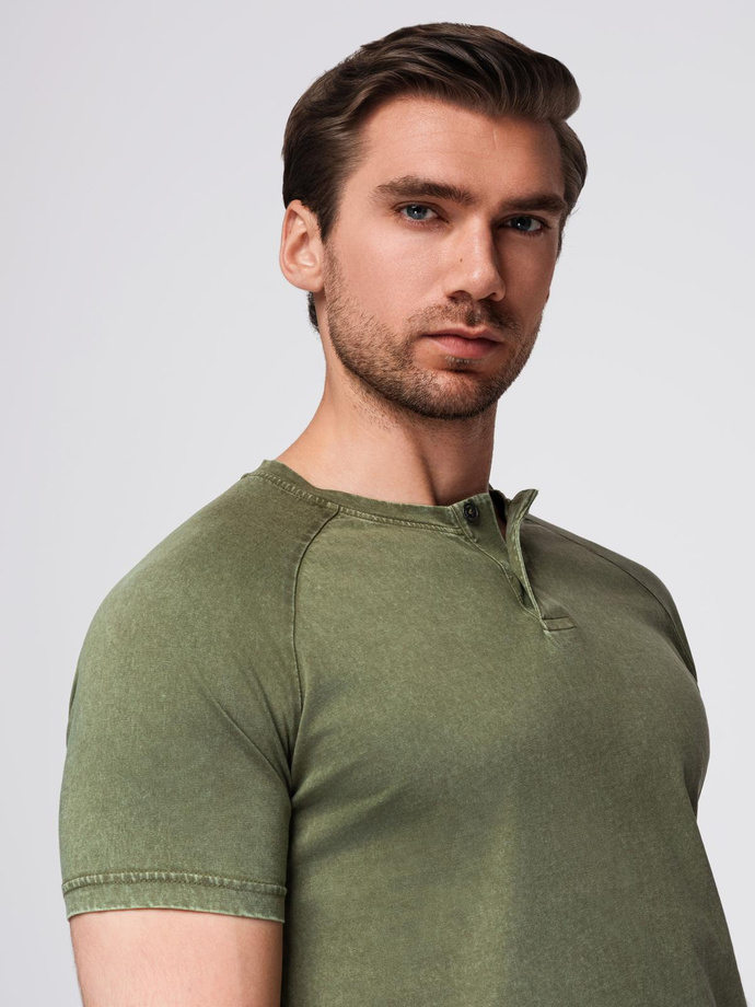 Tricou pentru bărbați cu efect de spălare și nasturi la decolteu - olive V4 OM-TSWT-0150