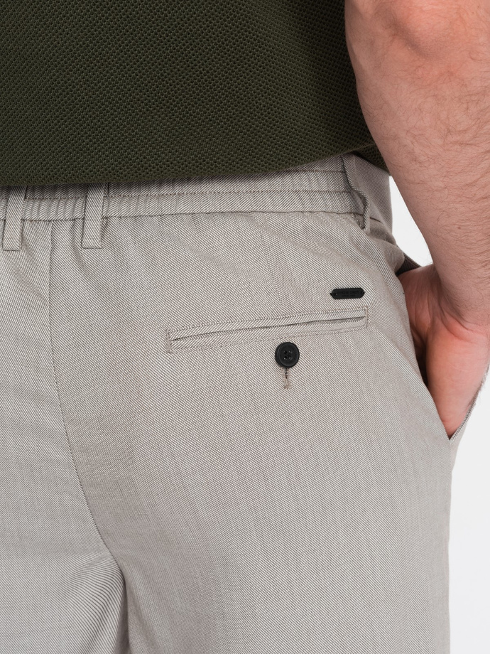 Vyriškos REGULAR FIT chino kelnės su elastine juosta - pilkai smėlio spalvos V1 OM-PACP-0157