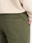 Pantaloni bărbați JOGGERS cu buzunare cargo - olive V18 P886