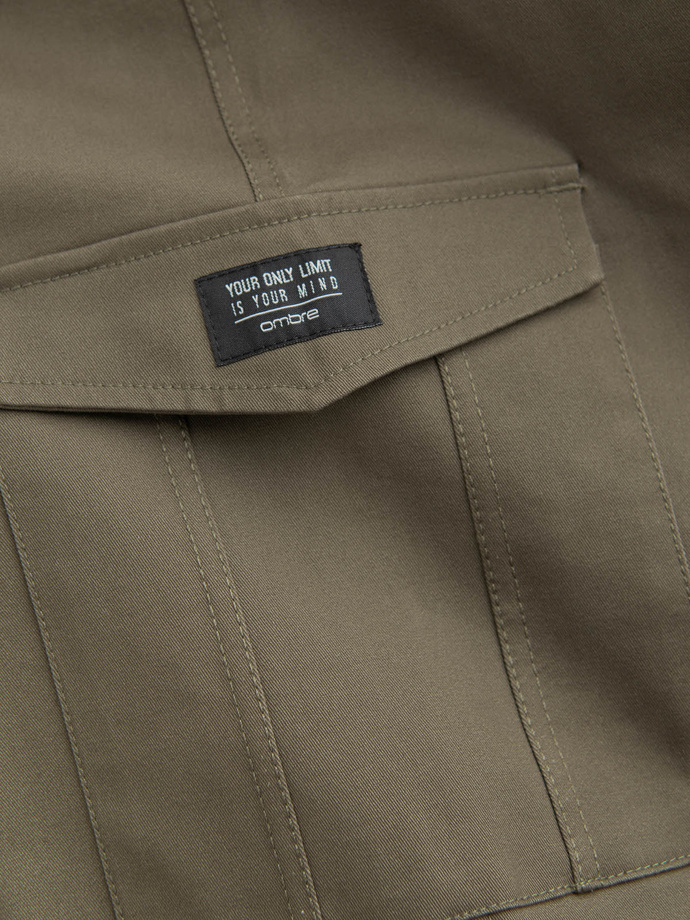 Pánské kalhoty s nákladovými kapsami a lemem nohavic - tmavě olivově zelené V1 OM-PACG-0189