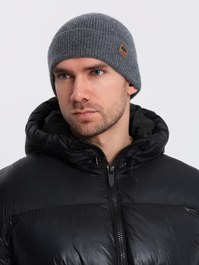 Men's knitted beanie cap with patch - grey melange V2 OM-ACWH-0123