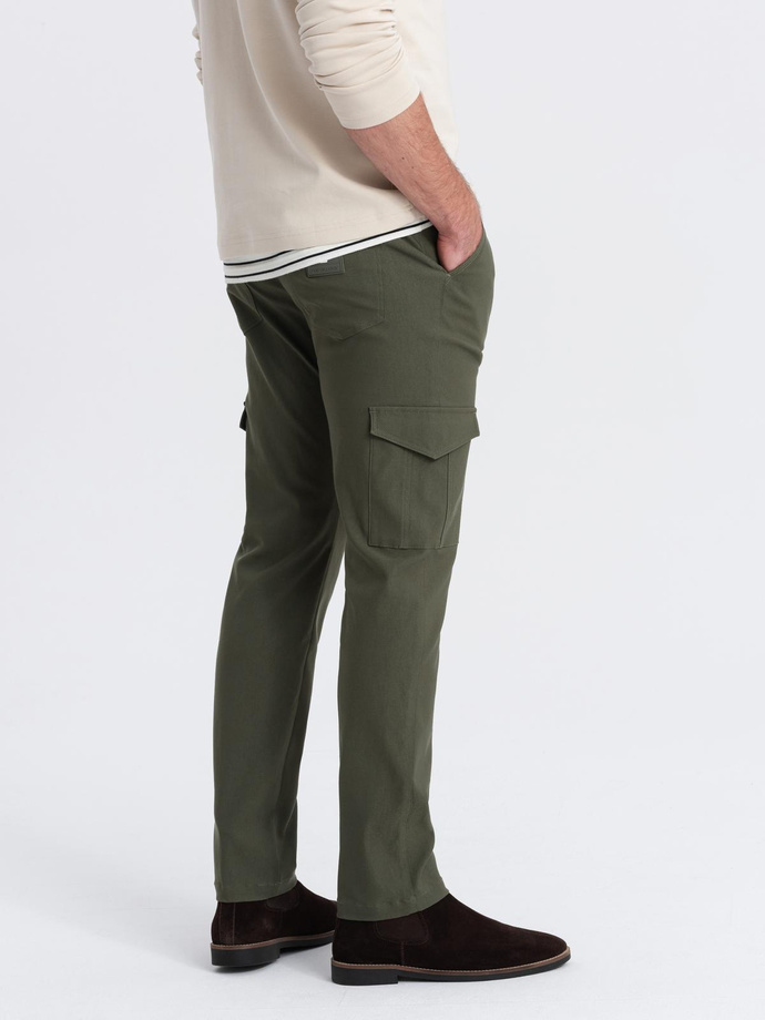 Pantaloni bărbătești REGULAR din stofă cu buzunare cargo - verde-oliv închis V1 OM-PACG-0178