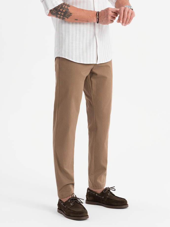 Vyriškos REGULAR FIT plonos tekstūros chino kelnės - tamsiai smėlio spalvos V2 OM-PACP-0184
