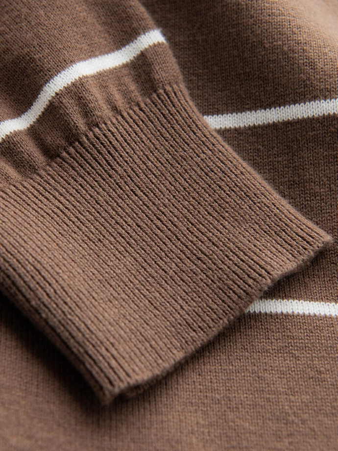 Pánský ležérní svetr s vodorovnými pruhy - hnědý V3 OM-SWSW-0143