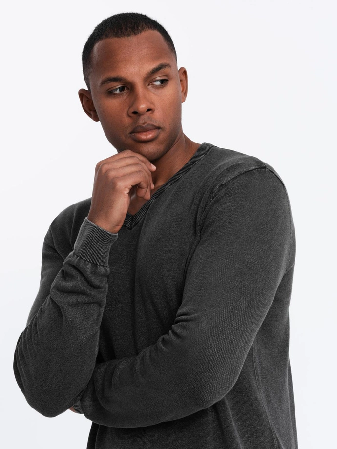 Washed men's pullover with a v-neck - black V1 OM-SWOS-0108