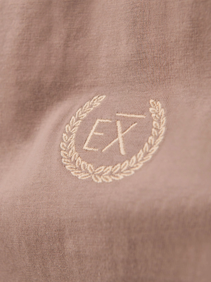 Pánské bavlněné tričko s dlouhým rukávem, pruhovaným výstřihem do U a výšivkou - hnědé V6 OM-LSCL-0128