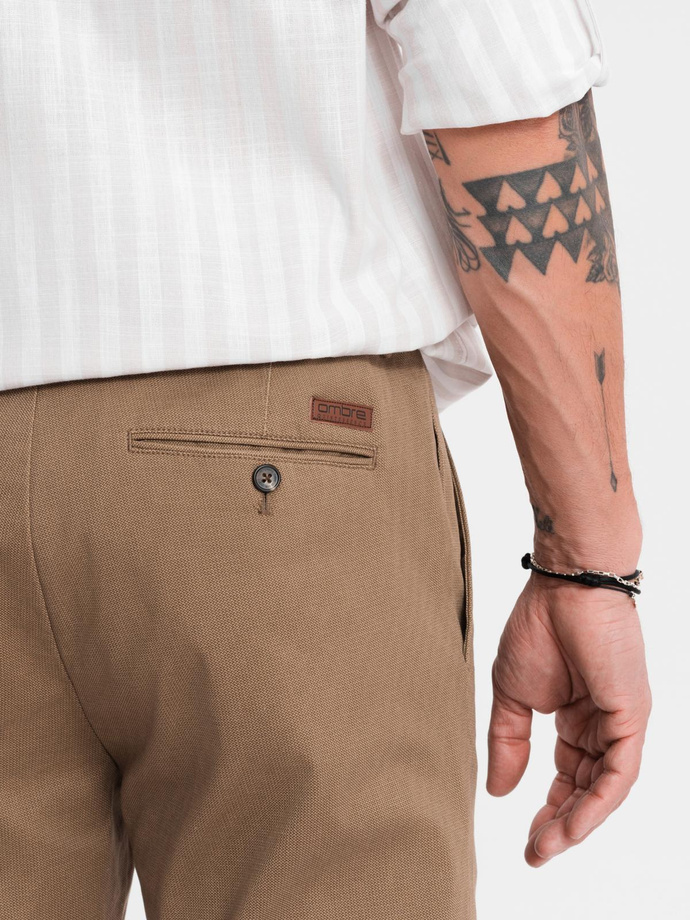Pantaloni chino REGULAR FIT pentru bărbați cu textură fină - bej închis V2 OM-PACP-0184