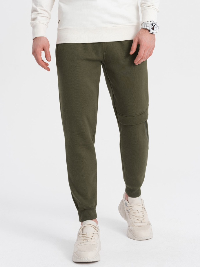 Pantaloni de trening pentru bărbați cu cusături și fermoar pe picior - olive V3 OM-PASK-0147