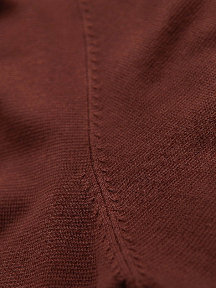 Pánský svetr s kulatým výstřihem z elastického úpletu v klasické vazbě - bordó V4 OM-SWSW-0183