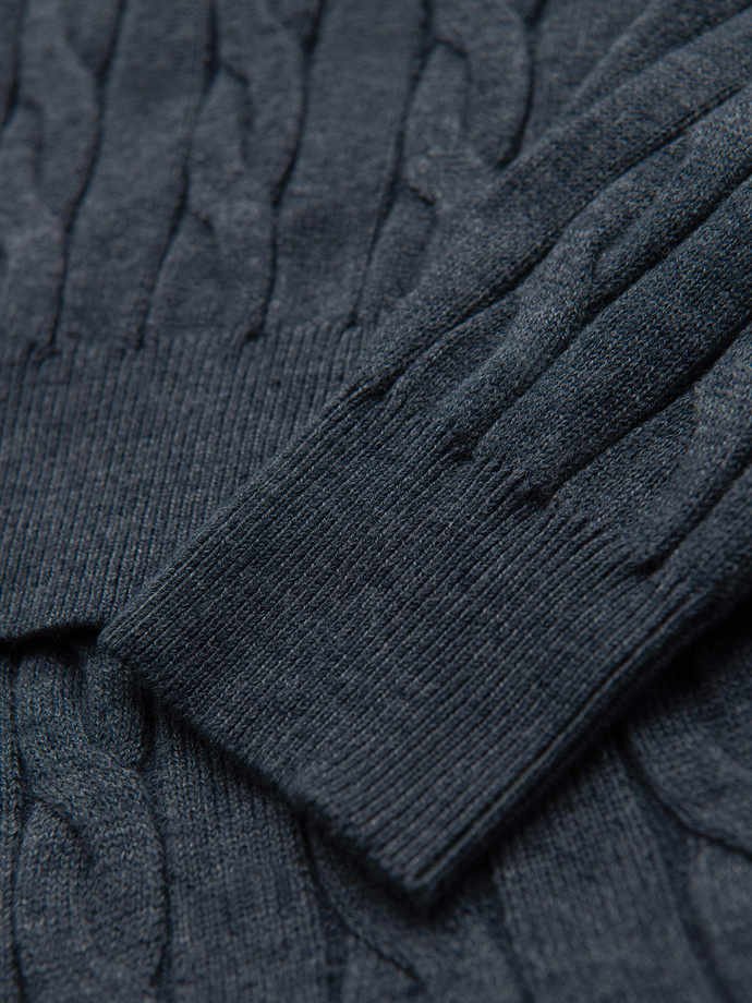 Vyriškas džemperis su golfu ir languotu pynimu - tamsiai mėlynas V3 OM-SWTN-0157