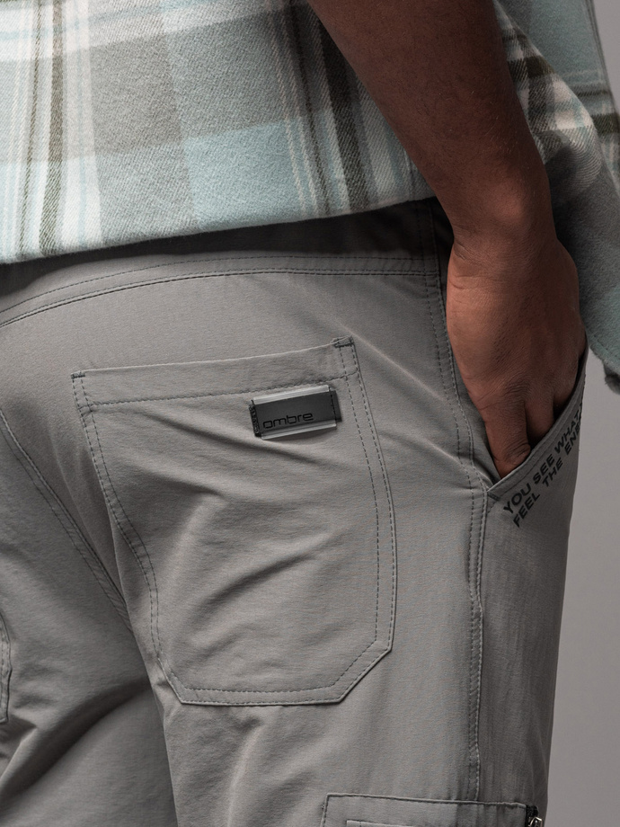 Vyriškos džogerio kelnės su kišenėmis ir spauda - pilkos spalvos V4 OM-PAJO-0200