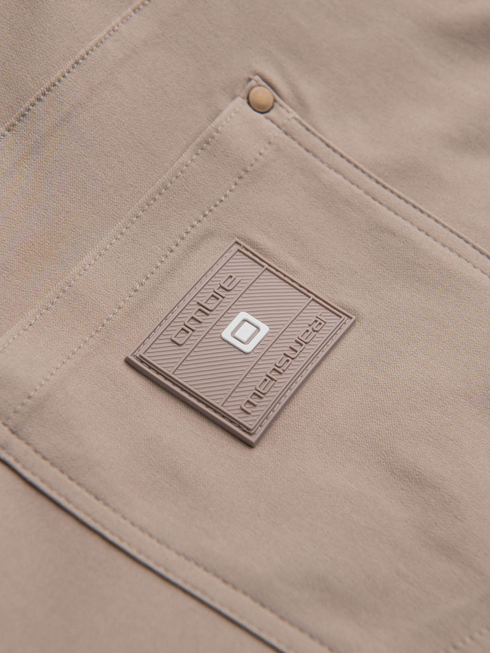 Vyriškos kelnės REGULAR su kišenėmis - smėlio spalvos V3 OM-PACG-0178