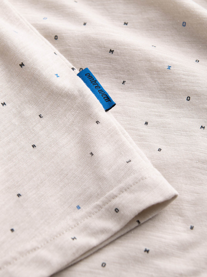 Tricou bărbătesc cu imprimeu integral și litere colorate - bej deschis V1 OM-TSFP-0185