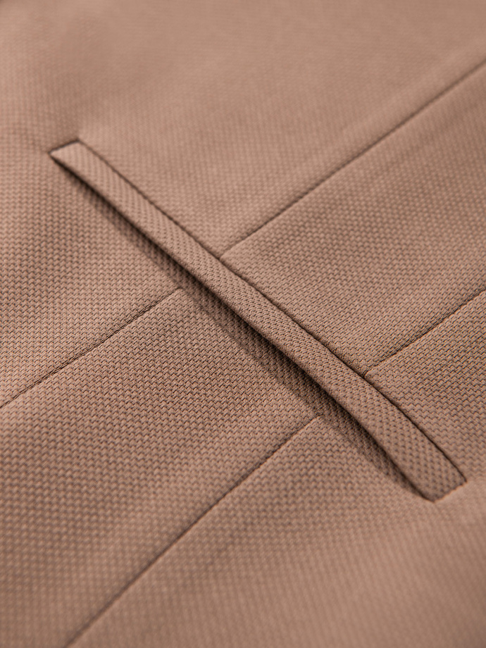 Přiléhavá elegantní pánská vesta s elastanem a klopami - hnědá V1 OM-BLZV-0145