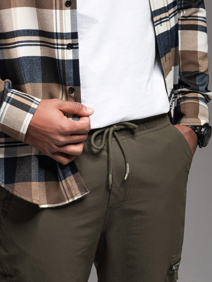Pantaloni jogger pentru bărbați cu buzunare cargo și imprimeu - verde măslin închis V5 OM-PAJO-0200