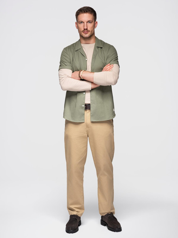 Cămașă bărbătească cu mânecă scurtă și guler cubanez - kaki V4 OM-SHSS-0168