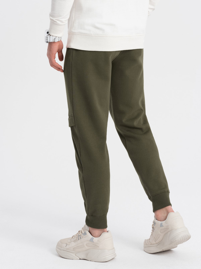 Pantaloni de trening pentru bărbați cu cusături și fermoar pe picior - olive V3 OM-PASK-0147