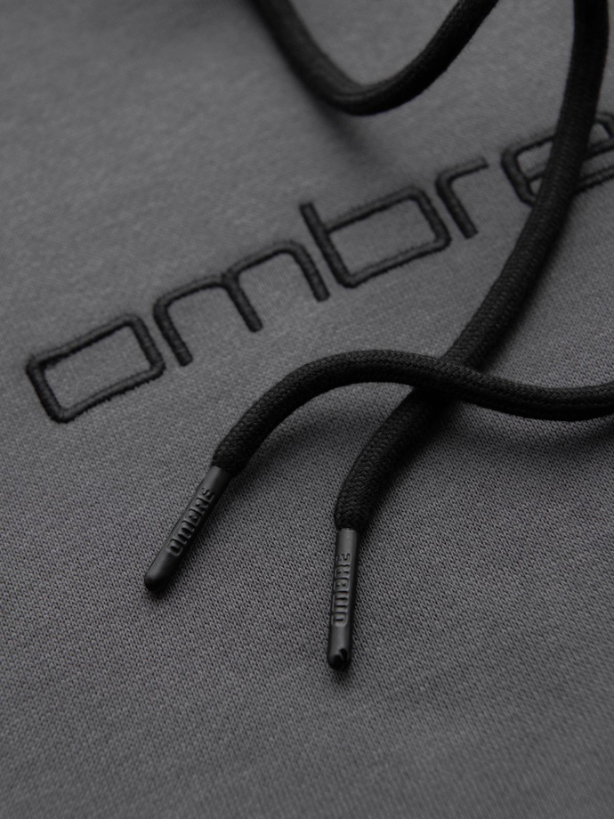 Vyriškas džemperis "kengūra" su siuvinėjimu ir gobtuvu - grafito spalvos V2 OM-SSNZ-0241