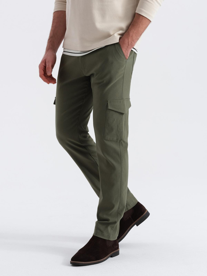 Pantaloni bărbătești REGULAR din stofă cu buzunare cargo - verde-oliv închis V1 OM-PACG-0178