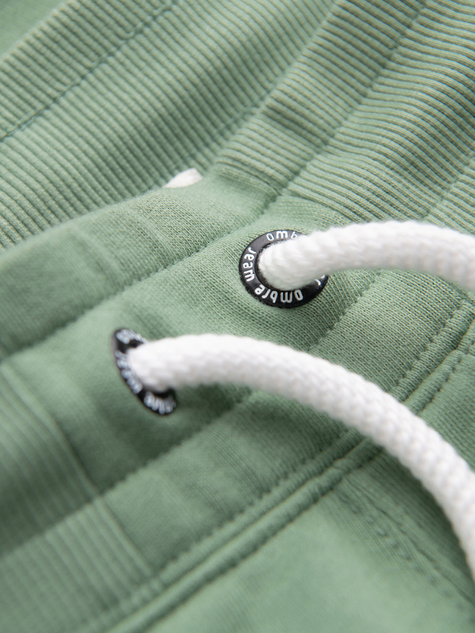 Vyriški megzti šortai su raišteliu ir kišenėmis - žali V3 OM-SRBS-0139