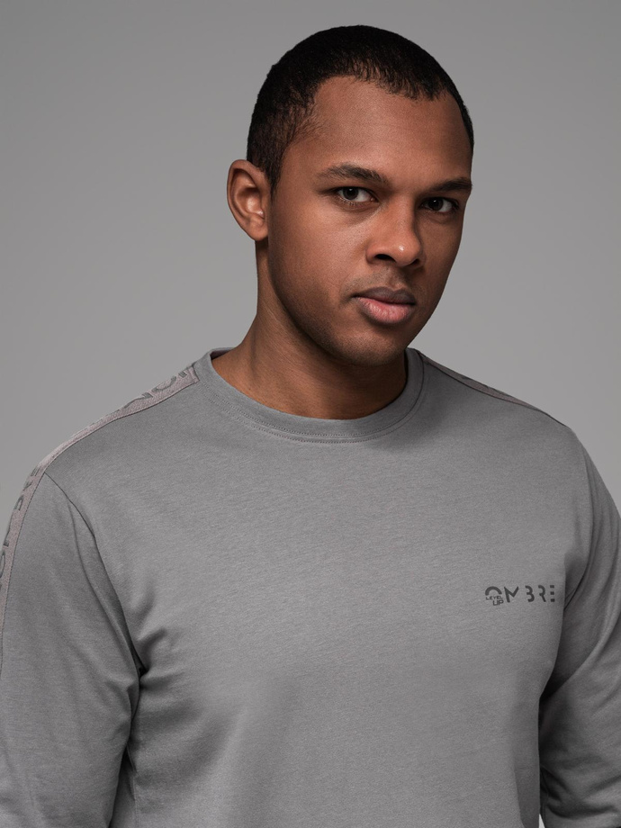 Pánske bavlnené tričko s dlhým rukávom a lemovaním a potlačou na hrudi - sivé V5 OM-LSCL-0127