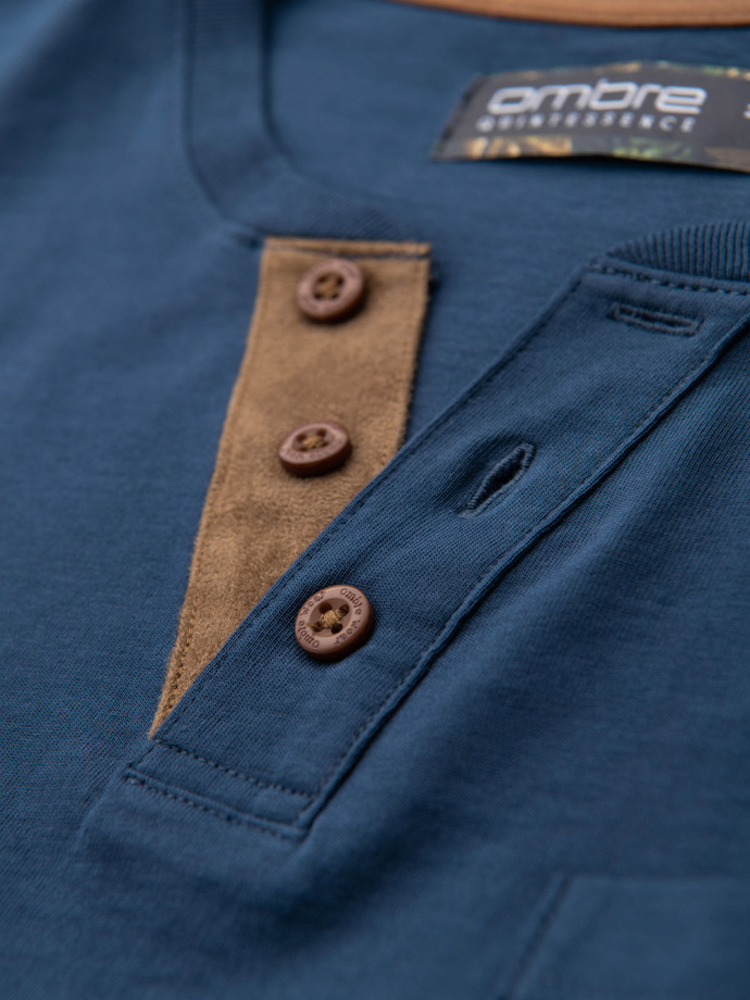 Tricou bărbătesc cu decolteu cu nasturi și ornamente din piele de căprioară - albastru închis V2 OM-TSCT-0206