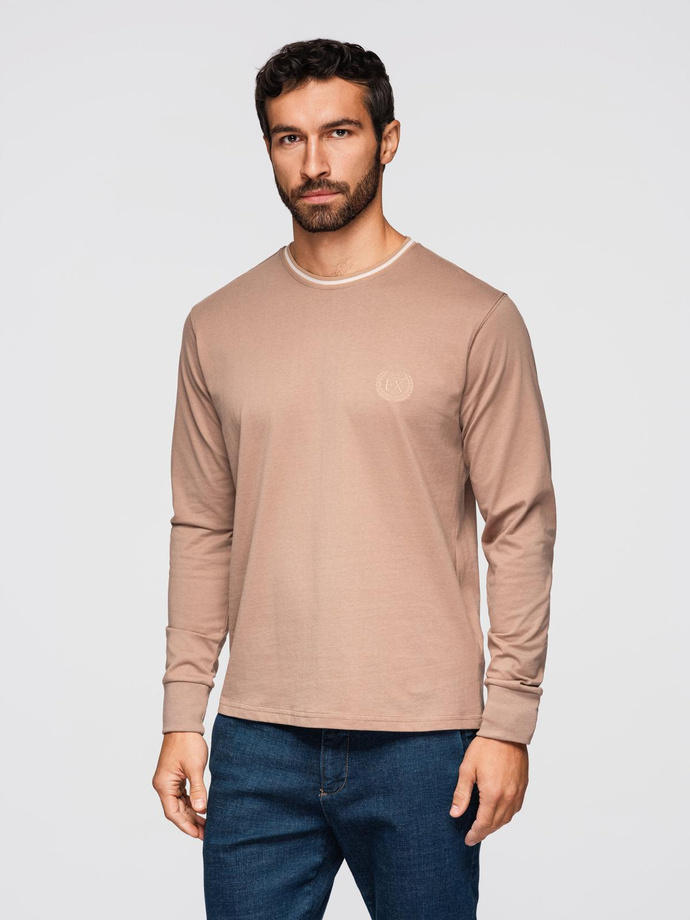 Pánské bavlněné tričko s dlouhým rukávem, pruhovaným výstřihem do U a výšivkou - hnědé V6 OM-LSCL-0128