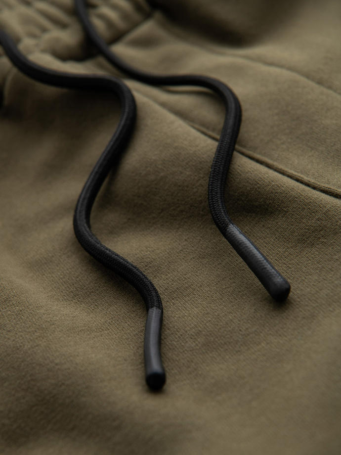 Pánske krátke teplákové šortky s potlačou - olivové V4 OM-SRSK-0138