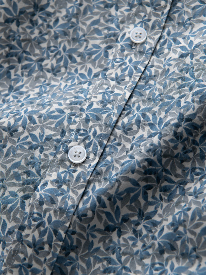 Cămașă bărbătească SLIM FIT cu imprimeu frunze mici - albastru deschis V1 OM-SHPS-0163