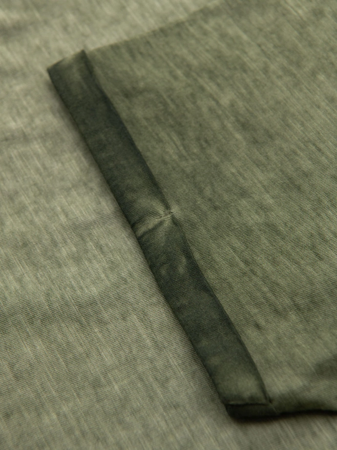 Pánske bavlnené tričko s výstrihom do V so spraným efektom - olivové V9 OM-TSWT-0242