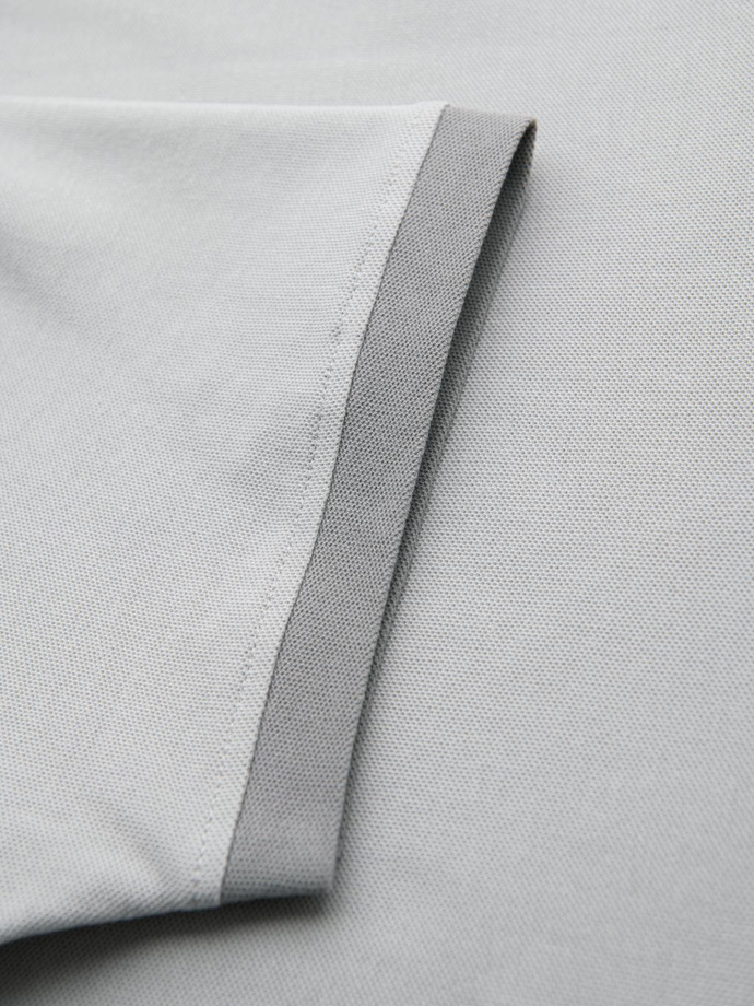 Tricou pentru bărbați cu inserții contrastante și decolteu în V - gri deschis V4 OM-TSCT-0198