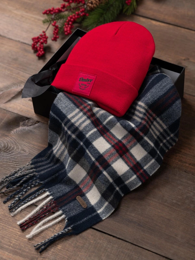 Gift set for him in casual style - red beanie hat + checkered scarf - Z94