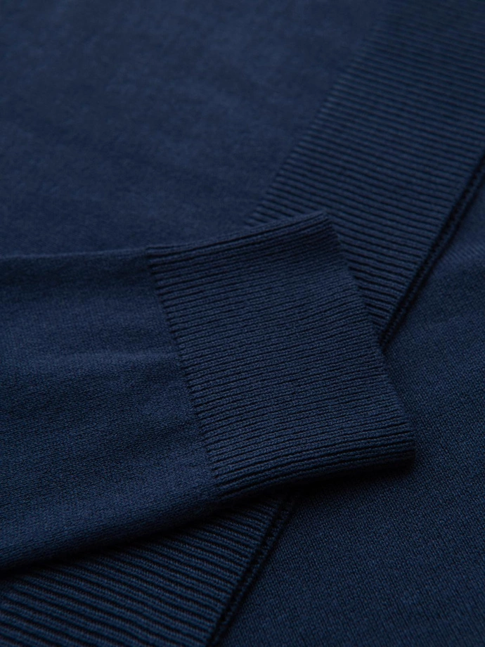 Elegantní pánský svetr s výstřihem - tmavě modrý V22 OM-SWBS-0107