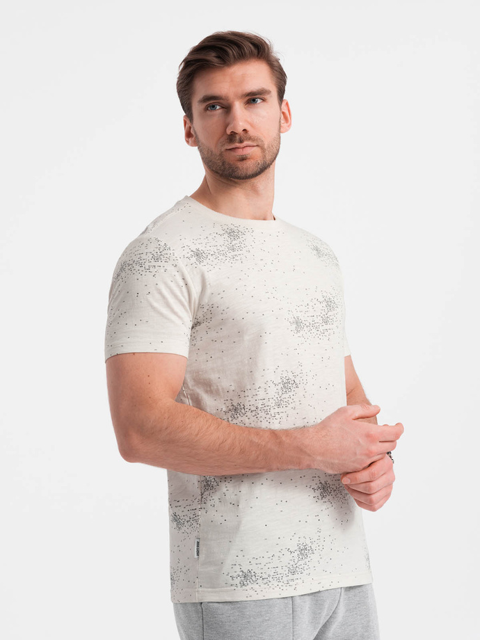 Tricou bărbătesc cu imprimeu integral și litere împrăștiate - bej deschis V1 OM-TSFP-0179