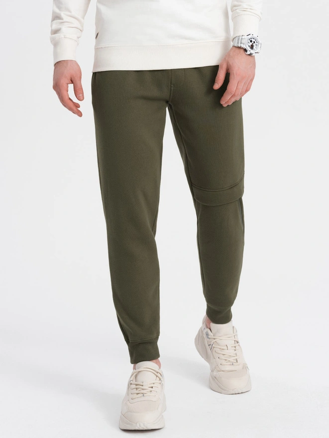 Pantaloni de trening pentru bărbați cu cusături și fermoar pe picior - olive V3 OM-PASK-0147