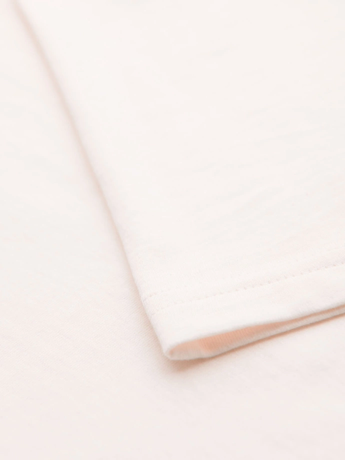 Balti vyriški marškinėliai su iškirpte su sagomis ir zomšos apvadu V1 OM-TSCT-0206