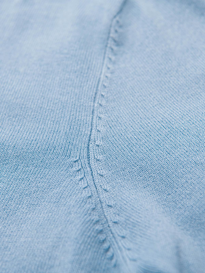 Elegantní pánský svetr s výstřihem - světle modrý V10 OM-SWBS-0107