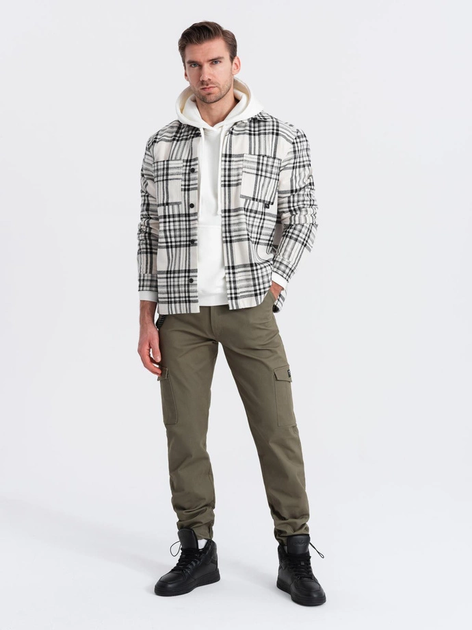 Pantaloni bărbătești cu buzunare cargo și tiv la picior - verde-oliv închis V1 OM-PACG-0189