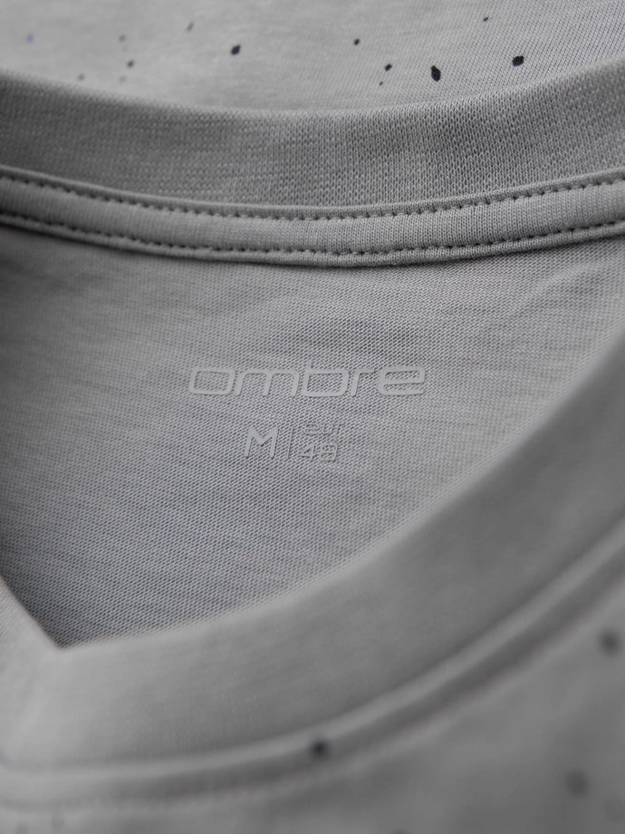 Pánske bavlnené tričko s potlačou a okrúhlym výstrihom - svetlosivé V8 OM-TSFP-0186