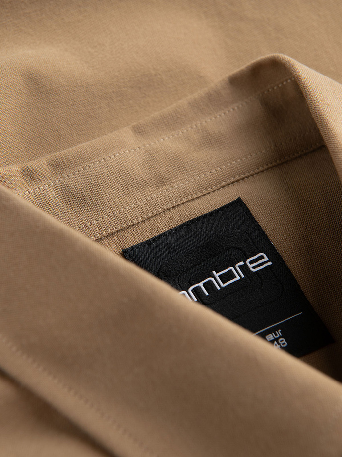 Vyriški medvilniniai marškiniai REGULAR FIT su kišenėmis - šviesiai rudi V2 OM-SHOS-0153