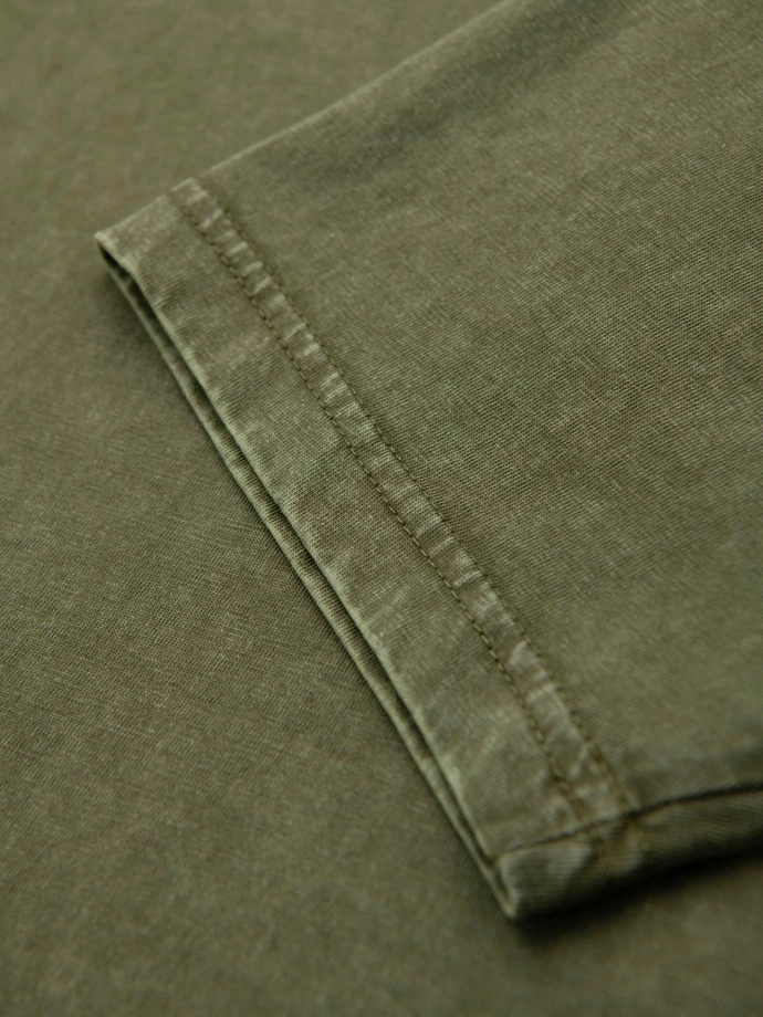 Tricou pentru bărbați cu efect de spălare și nasturi la decolteu - olive V4 OM-TSWT-0150