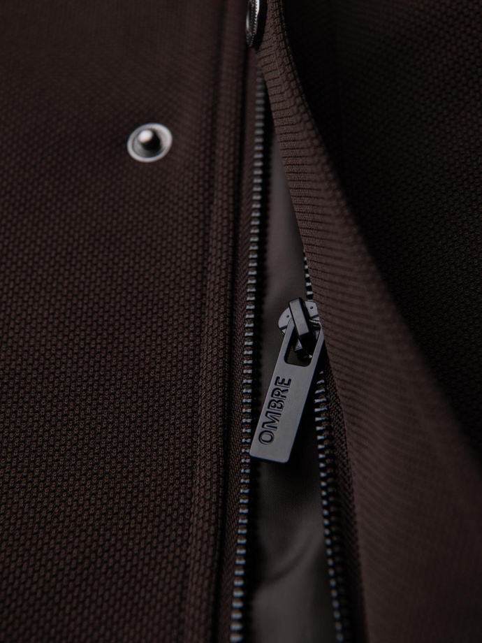 Vyriškas struktūriškas prigludęs paltas su aukšta apykakle - tamsiai rudas V5 OM-COWC-0136