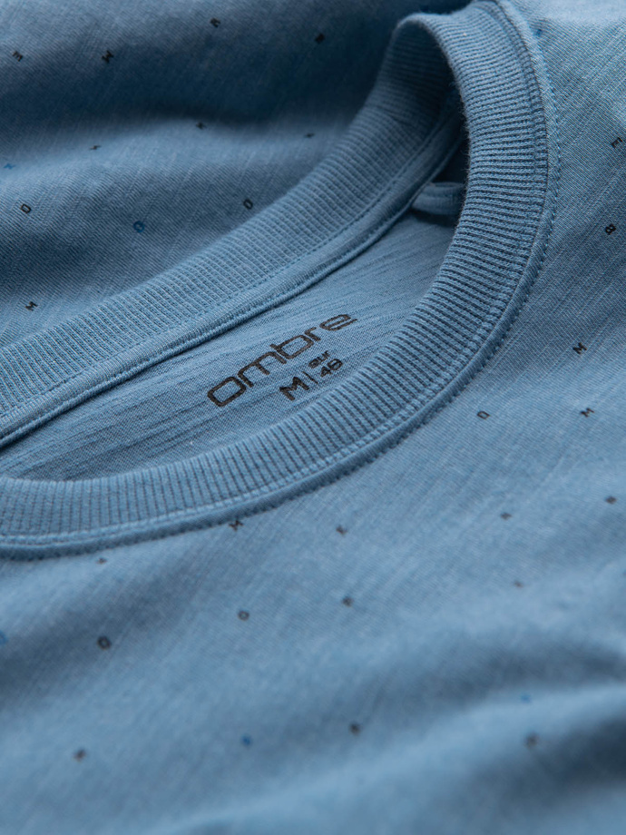 Tricou bărbătesc cu imprimeu întreg cu litere colorate - denim albastru V4 OM-TSFP-0185