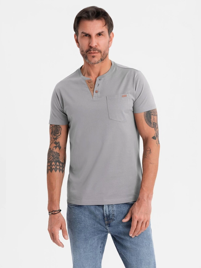 Tricou bărbătesc cu decolteu cu nasturi și ornamente din piele de căprioară - gri V3 OM-TSCT-0206