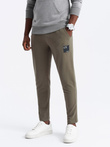 Pantaloni de trening pentru bărbați cu logo - olive V4 OM-PASK-0167