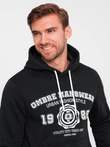 Hanorac kangaroo pentru bărbați cu imprimeu în stil universitar - negru V3 OM-SSPS-0143