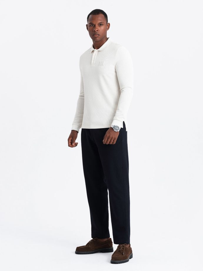 Strukturovaná pánská polokošile s dlouhým rukávem a nášivkou - bílá V2 OM-POLS-0131