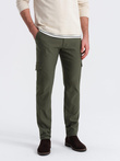 Pantaloni bărbătești REGULAR din stofă cu buzunare cargo - verde-oliv închis V1 OM-PACG-0178