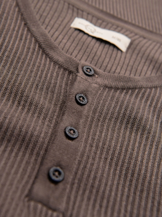 Men's knitted t-shirt with buttons at the neckline - ash V4 OM-TSCT-0254