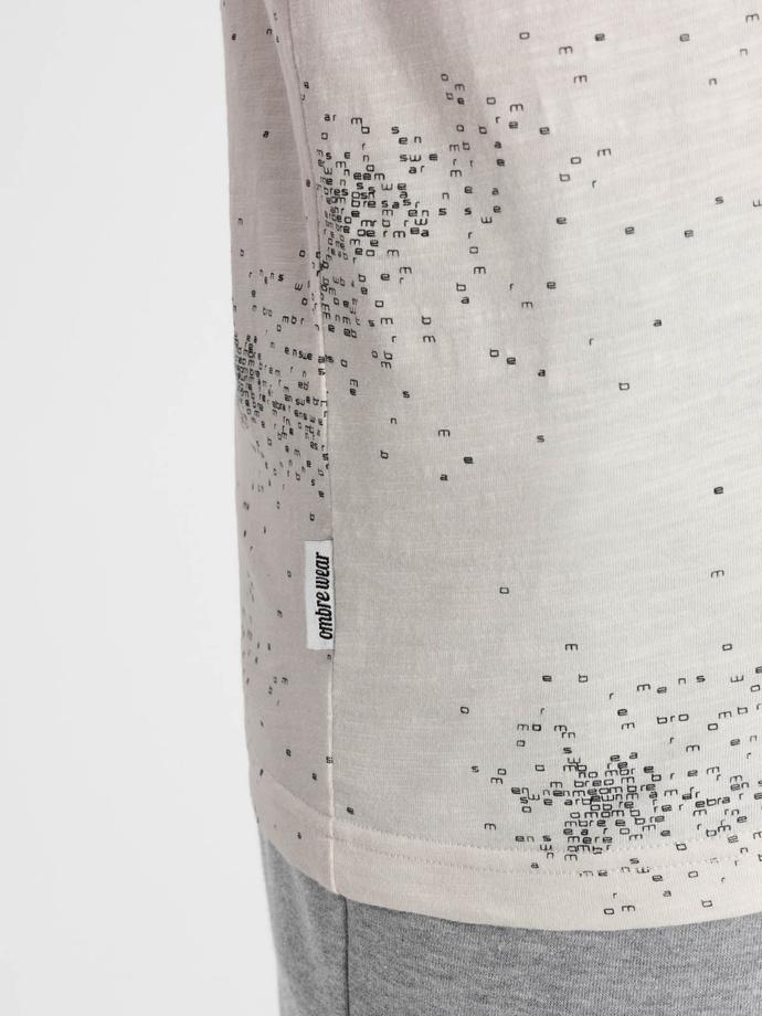 Vyriški marškinėliai su išsklaidytomis raidėmis - šviesiai smėlio spalvos V1 OM-TSFP-0179